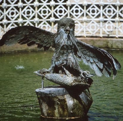 Skulptur eines räuberischen Uhus im Schlossgarten von Schloss Schwetzingen