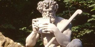 Skulptur des Pan im Schlossgarten von Schloss Schwetzingen