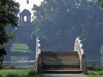 Brücke im Schlossgarten von Schloss Schwetzingen