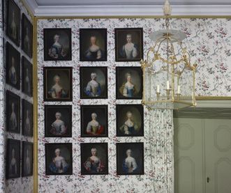 Galerie der Hofdamen im Kammerdienerinnenzimmer in Schloss Schwetzingen