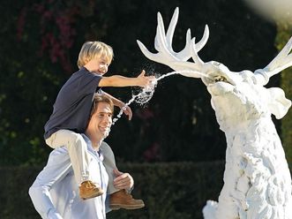 Vater und Sohn an einer Hirschfigur, Brunnen im Schwetzinger Schlossgarten