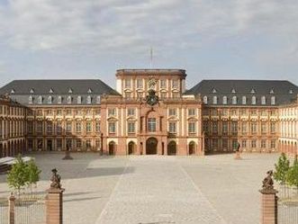 Außenansicht Schloss Mannheim mit Ehrenhof