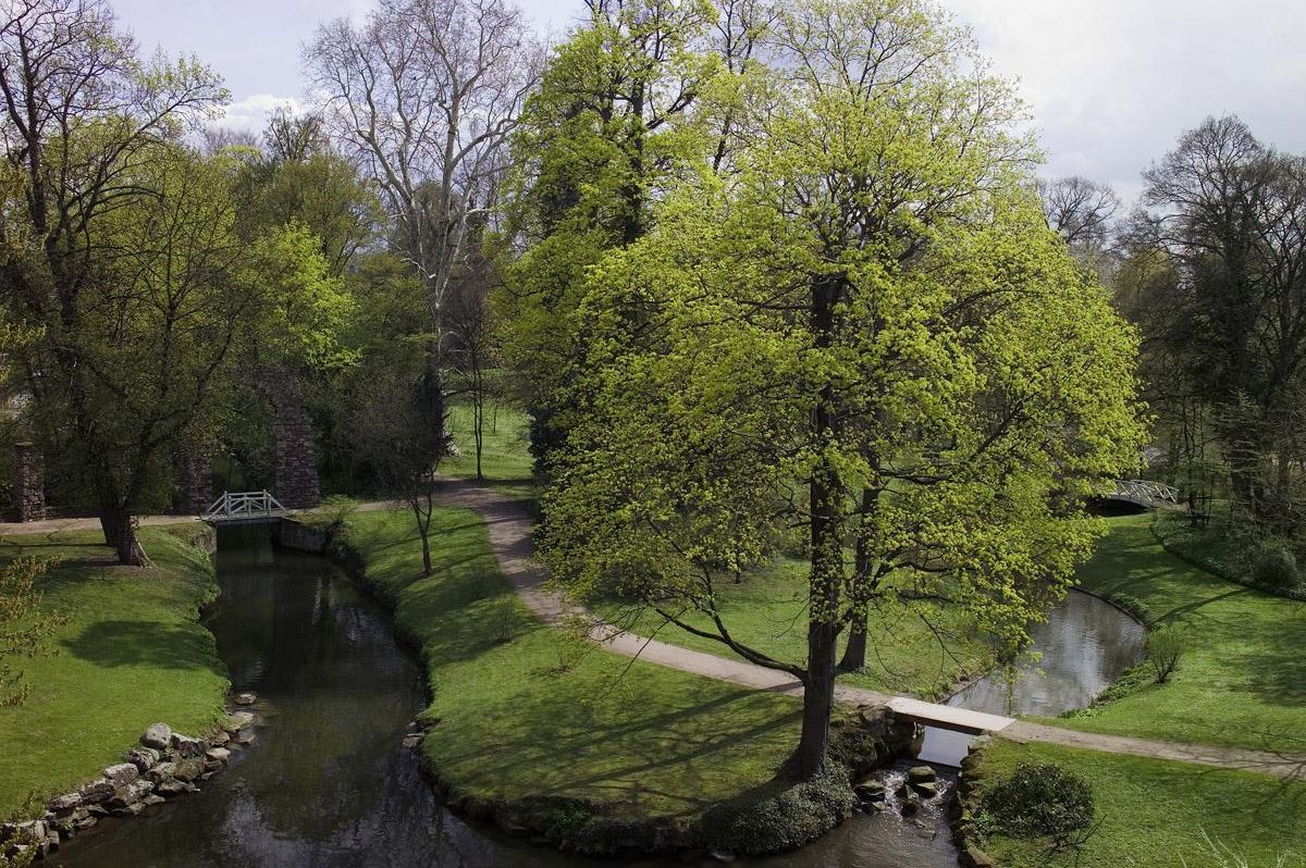 Blick in den englischen Landschaftsteil des Gartens von Schloss Schwetzingen