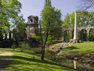 Römisches Wasserkastell im Landschaftsgarten von Schloss Schwetzingen