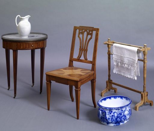 Mobiliar zum Füßewaschen mit Tisch und Krug, Stuhl, Handtuchhalter und davor die Fußwaschwanne um 1870 von Villeroy & Boch im Schloss Schwetzingen