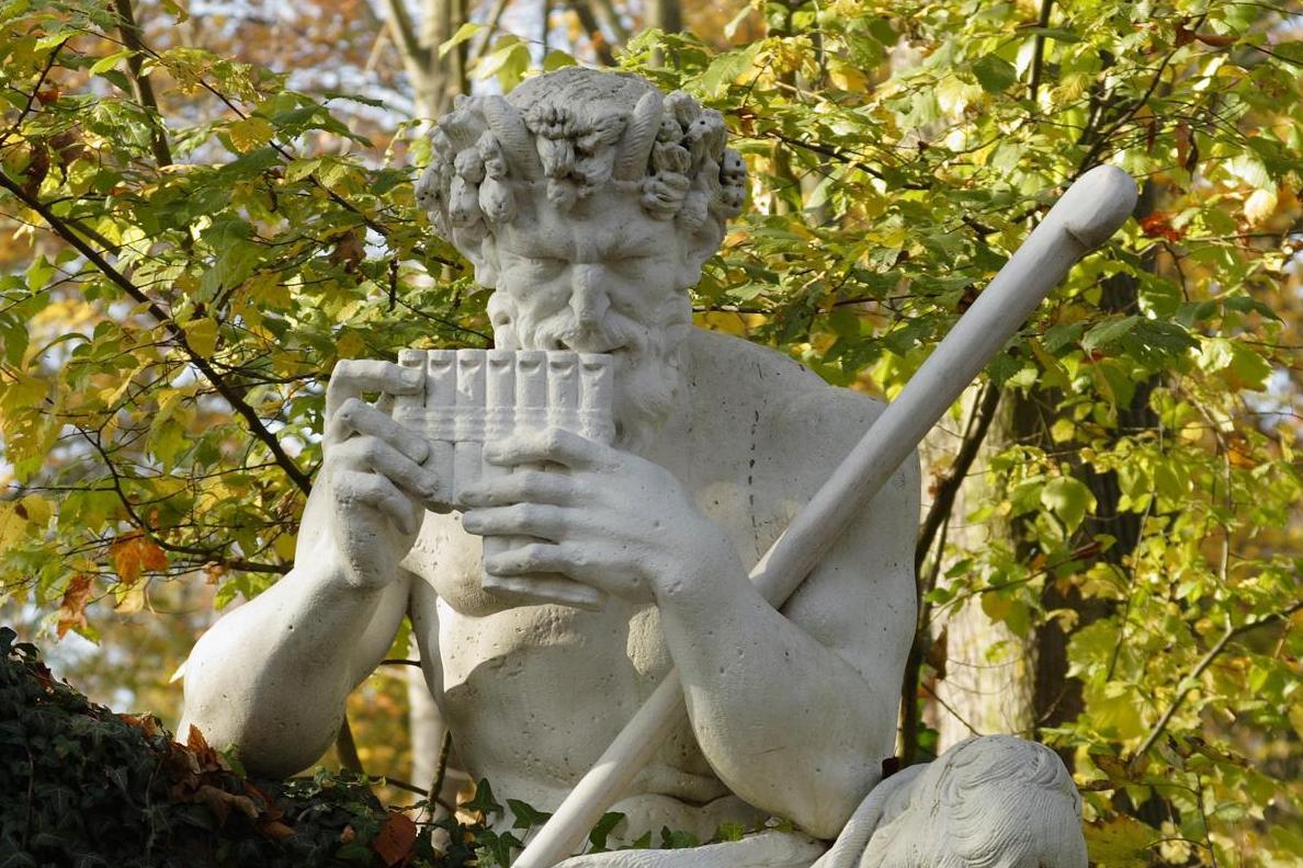 Detail der Skulptur des Pan im Schlossgarten von Schloss Schwetzingen