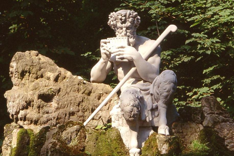 Skulptur des Pan im Schlossgarten von Schloss Schwetzingen