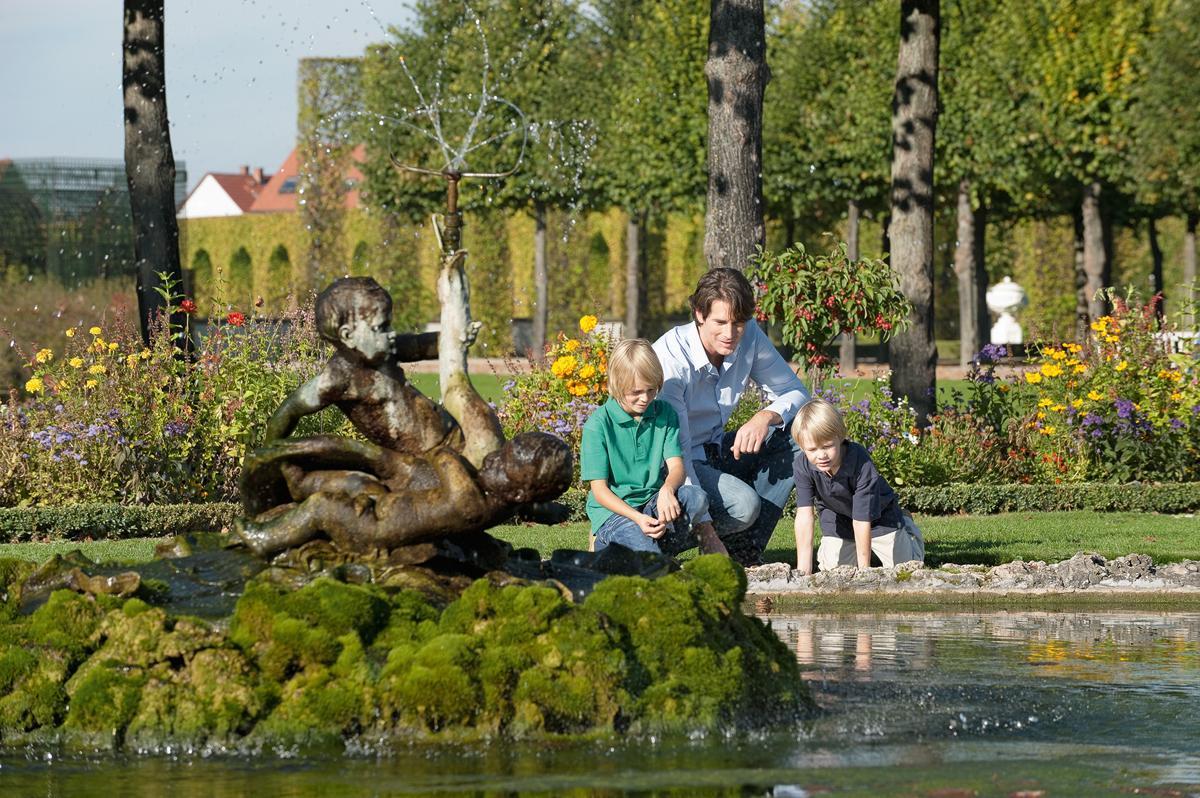 Besucher im Schwetzinger Schlossgarten