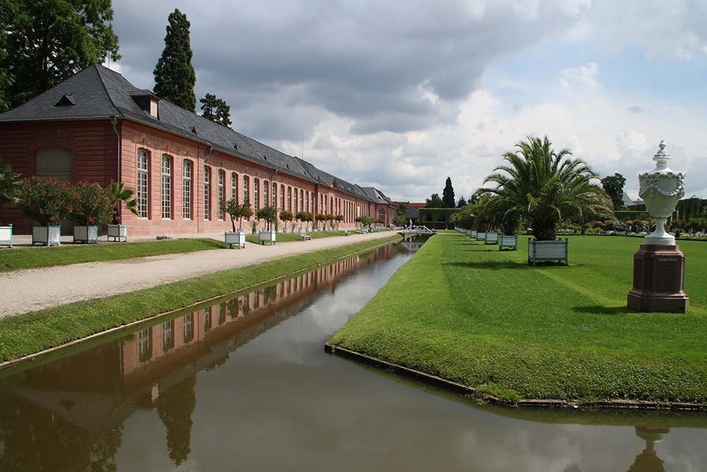 Orangerie und Orangerieparterre von Schloss Schwetzingen