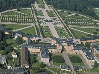 Schloss und Schlossgarten Schwetzingen aus der Luft