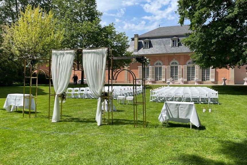 Schloss und Schlossgarten Schwetzingen, Seepferdchengarten mit südlicher Zirkelbau im Hintergrund