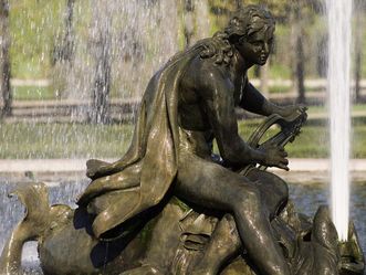 Skulptur des Arion mit einem Delfin in einem Bassin im Schlossgarten von Schloss Schwetzingen