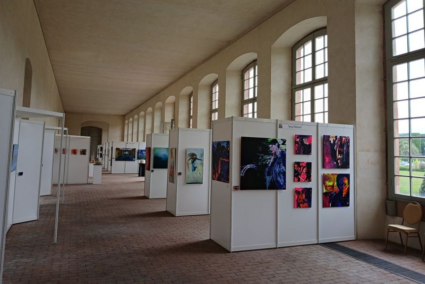 Schloss und Schlossgarten Schwetzingen, Event, Ausstellung Kunst International, Innenraum der Orangerie mit Gemälden