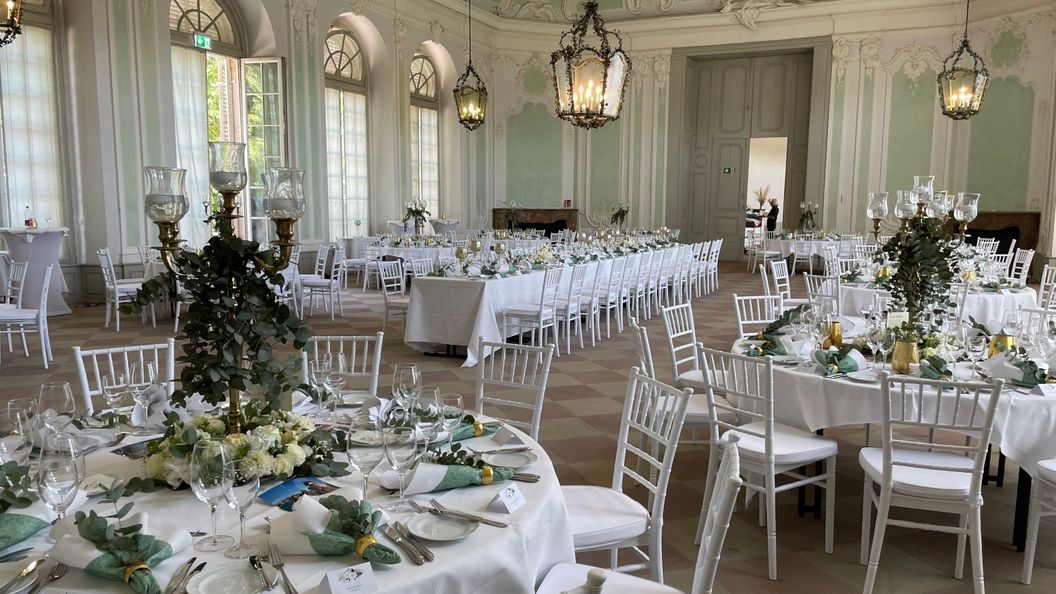 Schloss und Schlossgarten Schwetzingen, Jagdsaal mit runden Tischen