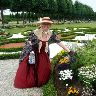 Kostümierte Gästeführerin im Schlossgarten Schwetzingen