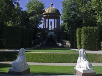 Blick auf Apollotempel im Schlossgarten von Schloss Schwetzingen