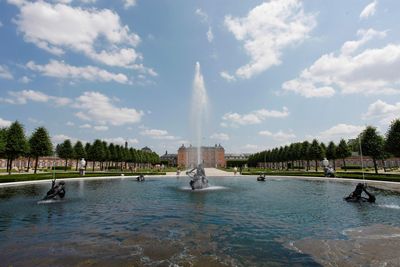 Schloss und Schlossgarten Schwetzingen, Brunnen mit Blick auf Schloss