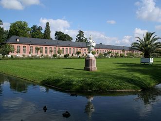 Schloss und Schlossgarten Schwetzingen, Schlossgarten, Ansicht der Neuen Orangerie und Wasserkanal