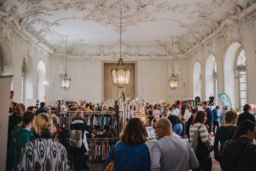 Schloss und Schlossgarten Schwetzingen, Messebesucher im Südlichen Zirkelbau