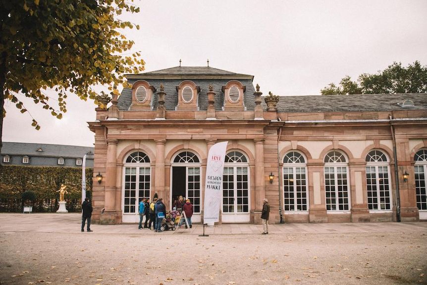 Schloss und Schlossgarten Schwetzingen, Messebesucher vor dem Südlichen Zirkelbau