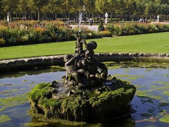 Brunnen mit Puttengruppe im Schlossgarten von Schloss Schwetzingen