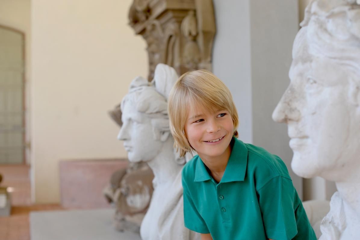 Junge im Lapidarium