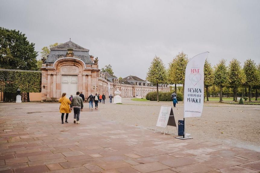Schloss und Schlossgarten Schwetzingen, Messebesucher vor dem Südlichen Zirkelbau