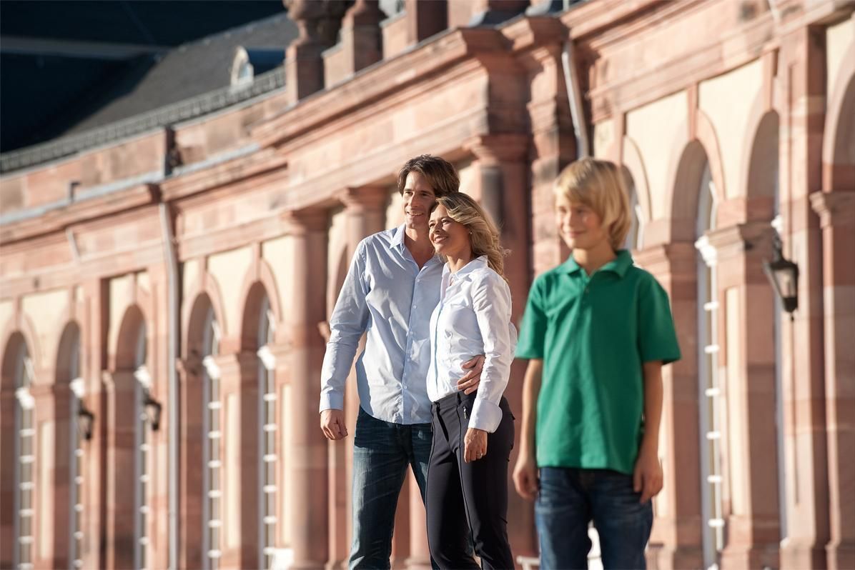 Besucher am Zirkelbau von Schloss Schwetzingen