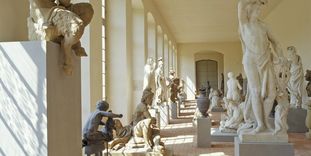 Blick in das Lapidarium im Schlossgarten von Schloss Schwetzingen