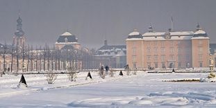 Schloss Schwetzingen, Gartenfront mit Arionbrunnen im Winter