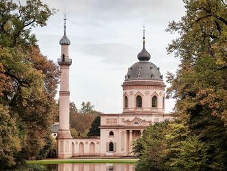 Gartenmoschee und Minarett im Schlossgarten von Schloss Schwetzingen