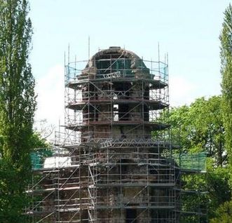 Merkurtempel im Schwetzinger Schlossgarten während der Sanierung