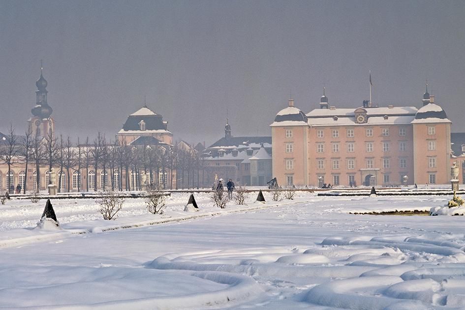 Schloss Schwetzingen, Gartenfront mit Arionbrunnen im Winter