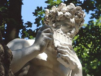 Skulptur des Hirtengottes Pan im nördlichen Boskett im Schlossgarten von Schloss Schwetzingen