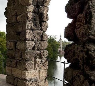 Blick durch den Merkurtempel im Schwetzinger Schlossgarten auf die Moschee