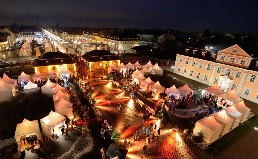 Schloss und Schlossgarten Schwetzingen, Event, Kurfürstlicher Weihnachtsmarkt, Blick vom Schlossdach auf Ehrenhof und Stadt