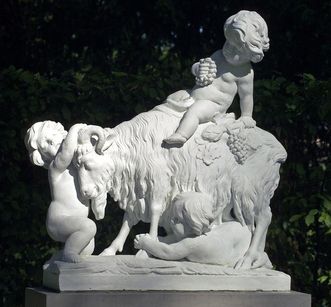 Skulptur der Bacchuskinder mit Ziegenbock im Schlossgarten von Schloss Schwetzingen