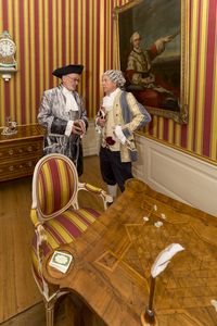 Schloss und Schlossgarten Schwetzingen, Innen, zwei Gästeführer im barocken Kostüm
