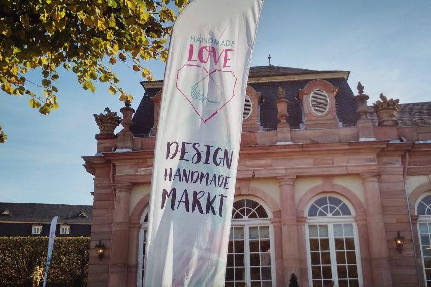 Schloss und Schlossgarten Schwetzingen, Südlicher Zirkelbau mit Banner des Designmarkts