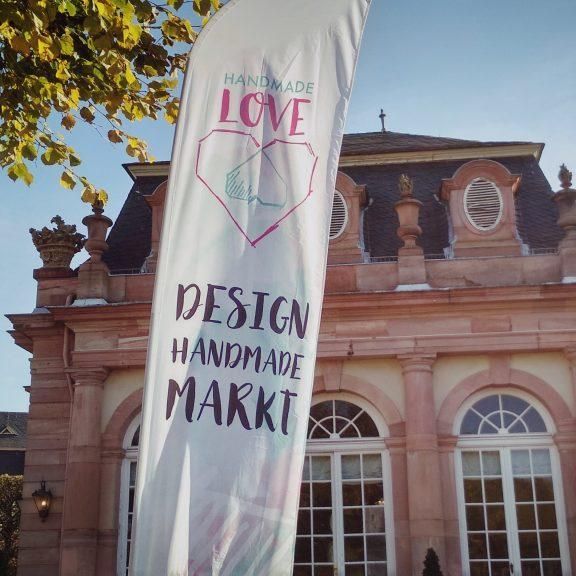 Schloss und Schlossgarten Schwetzingen, Südlicher Zirkelbau mit Banner des Designmarkts