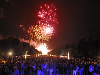Schloss und Schlossgarten Schwetzingen, Feuerwerk mit Besuchern 