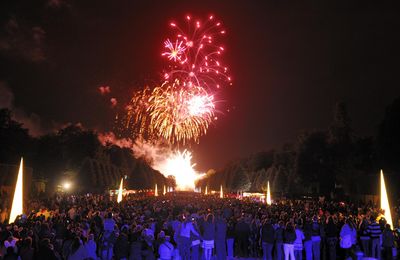 Schloss und Schlossgarten Schwetzingen, Feuerwerk mit Besuchern 