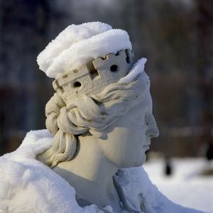 Skulptur der Erdgöttin Kybele im Schlossgarten Schwetzingen.