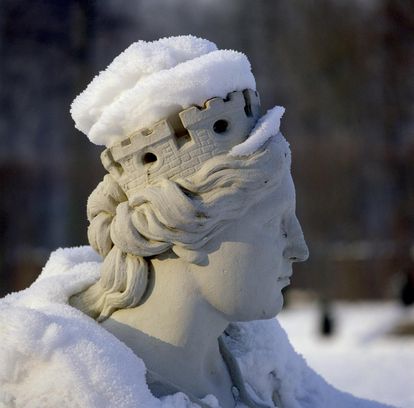 Skulptur der Göttin Kybele im Schlossgarten von Schloss Schwetzingen