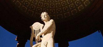 Statue des Apollo im Apollotempel im Schlossgarten von Schloss Schwetzingen