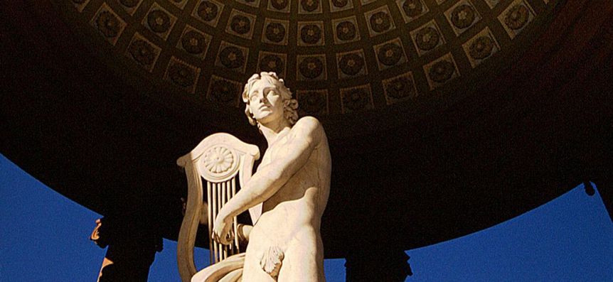 Statue des Apollo im Apollotempel im Schlossgarten von Schloss Schwetzingen
