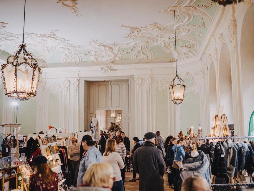 Schloss und Schlossgarten Schwetzingen, Messebesucher vor dem Südlichen Zirkelbau
