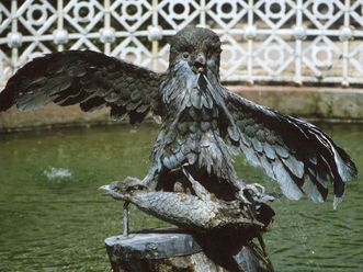 Skulptur des räuberischen Uhus im Schlossgarten von Schloss Schwetzingen