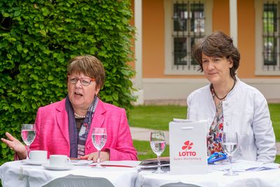 Gisela Splett und Marion Caspers-Merk im Schlossgarten