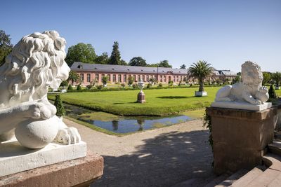 Schloss und Schlossgarten Schwetzingen, Garten, Orangerie mit Löwenstatuen